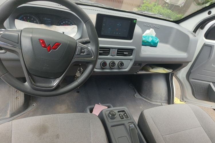 Used Wuling Yangguang 2024 300km Comfort Version with Sealed Windows 60kW Center Console