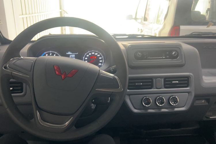 Used Wuling Yangguang 2024 300KM Comfort Version Passenger Van 75kW Center Console