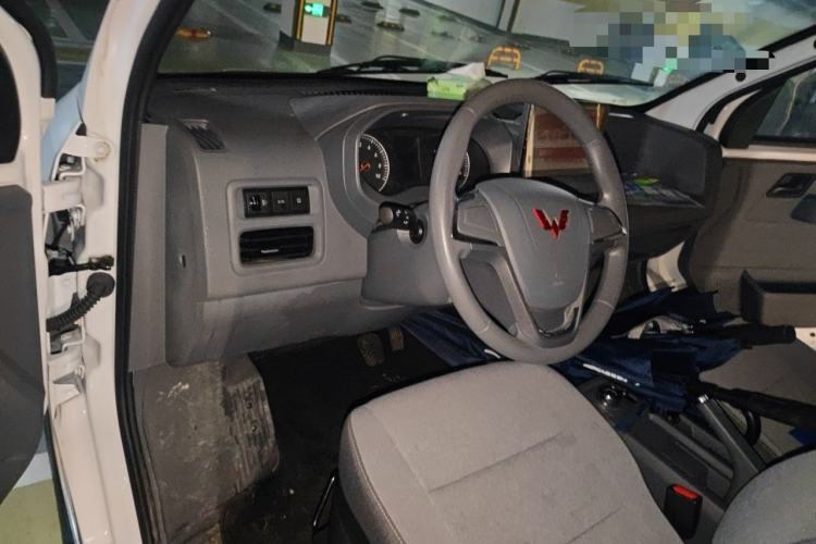 Used Wuling Yangguang 2024 300KM Comfort Version Passenger Van 75kW Center Console