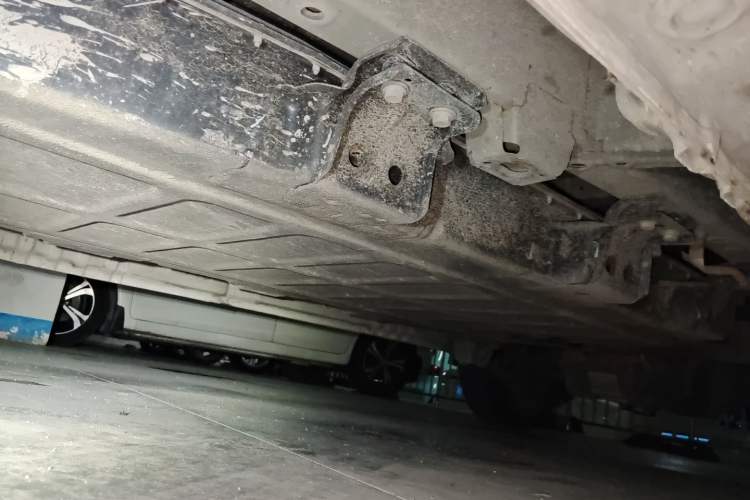 Used Wuling Yangguang 2024 300KM Comfort Version Passenger Van 75kW Chassis Front Left
