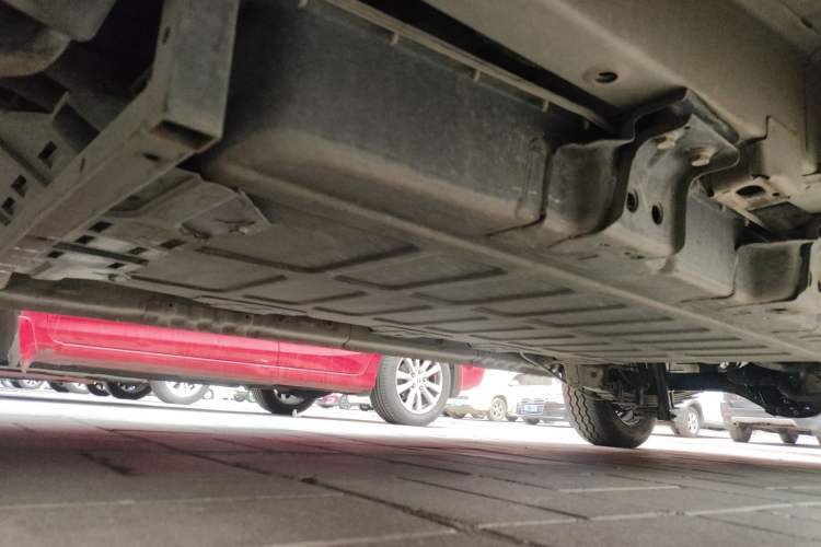 Used Wuling Yangguang 2024 300km Comfort-Grade Passenger Van 60kW Chassis Front Left