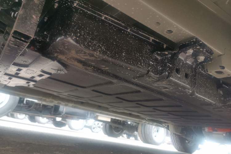 Used Wuling Yangguang 2024 300km Comfort-Grade Passenger Van 60kW Chassis Front Left