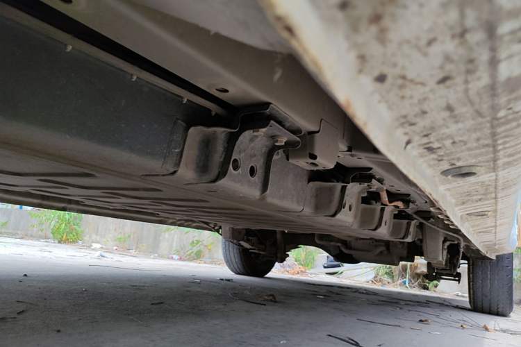 Used Wuling Yangguang 2024 300km Comfort-Grade Passenger Van 60kW Chassis Front Left