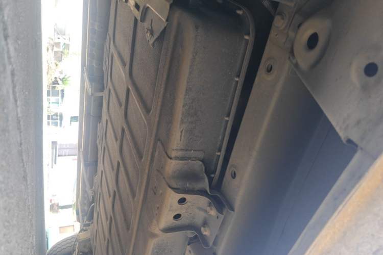 Used Wuling Yangguang 2024 300km Comfort-Grade Passenger Van 60kW Chassis Front Left