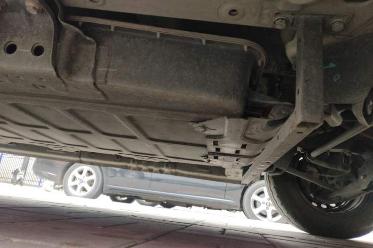 Used Wuling Yangguang 2024 300km Comfort-Grade Passenger Van 60kW Chassis Front Right
