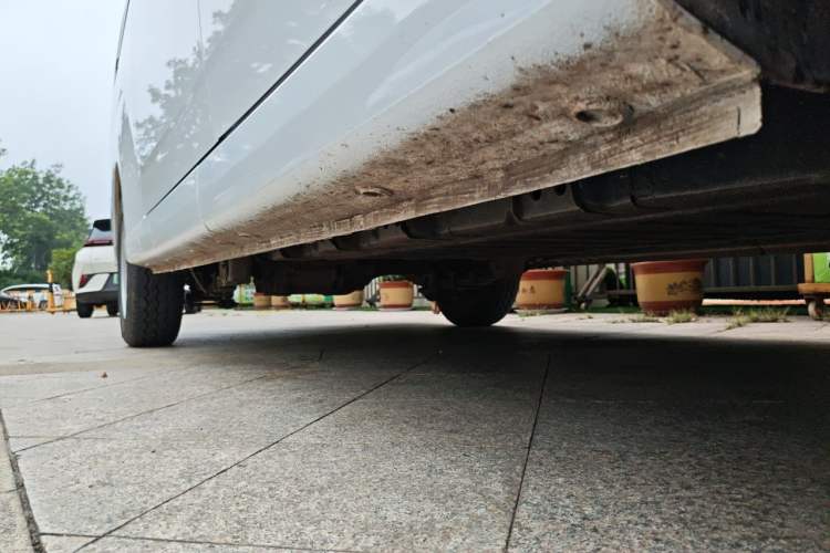 Used Wuling Yangguang 2024 300KM Comfort Version Passenger Van 75kW Chassis Front Right