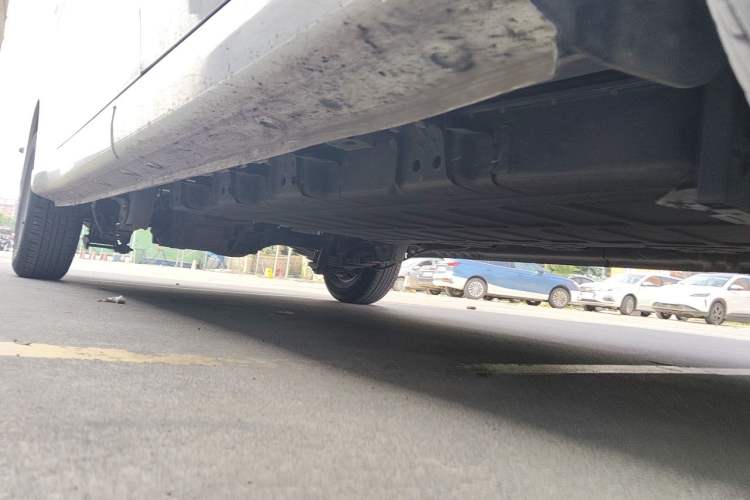 Used Wuling Yangguang 2024 300km Comfort-Grade Passenger Van 60kW Chassis Front Right