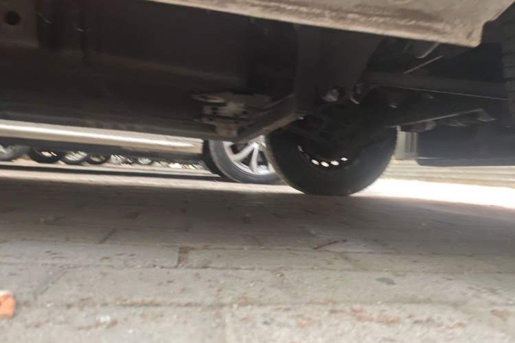 Used Wuling Yangguang 2024 300km Comfort-Grade Passenger Van 60kW Chassis Front Right