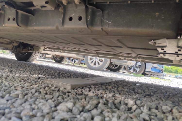 Used Wuling Yangguang 2024 300km Comfort-Grade Passenger Van 60kW Chassis Front Right