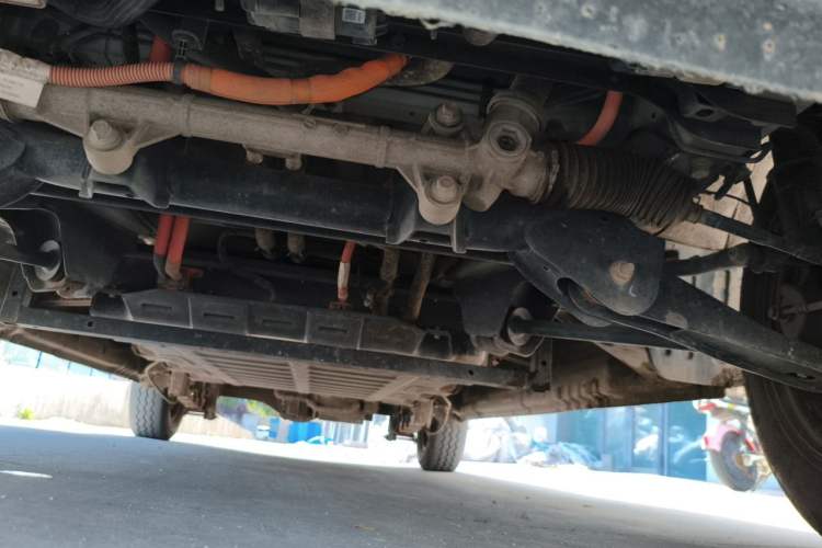 Used Wuling Yangguang 2024 300km Comfort-Grade Passenger Van 60kW Chassis Front