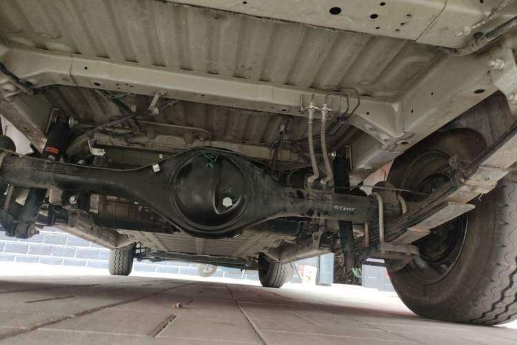 Used Wuling Yangguang 2024 300km Comfort-Grade Passenger Van 60kW Chassis Rear