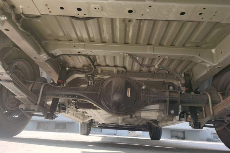 Used Wuling Yangguang 2024 300KM Comfort Version Passenger Van 75kW Chassis Rear