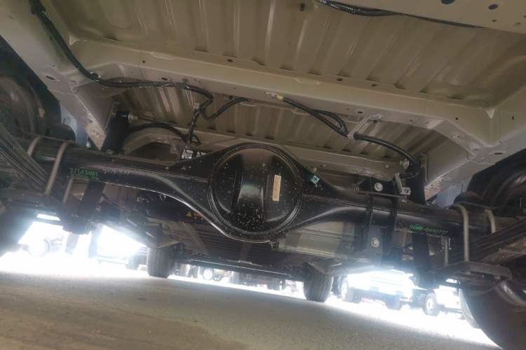 Used Wuling Yangguang 2024 300km Comfort-Grade Passenger Van 60kW Chassis Rear