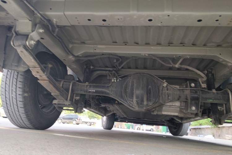 Used Wuling Yangguang 2024 300km Comfort-Grade Passenger Van 60kW Chassis Rear