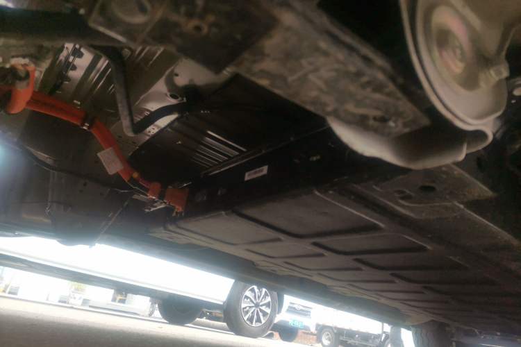 Used Wuling Yangguang 2024 300km Comfort-Grade Passenger Van 60kW Chassis Rear Right