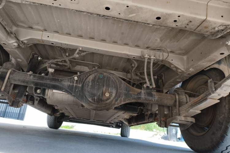 Used Wuling Yangguang 2024 300km Comfort-Grade Passenger Van 60kW Chassis Rear