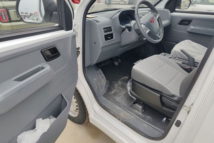 Used Wuling Yangguang 2024 300KM Comfort Version Passenger Van 75kW Driver Seat