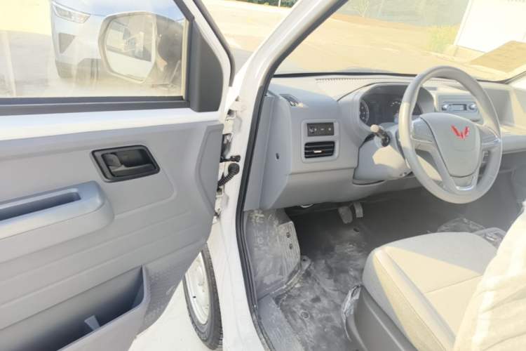 Used Wuling Yangguang 2024 300KM Comfort Version Passenger Van 75kW Driver Seat