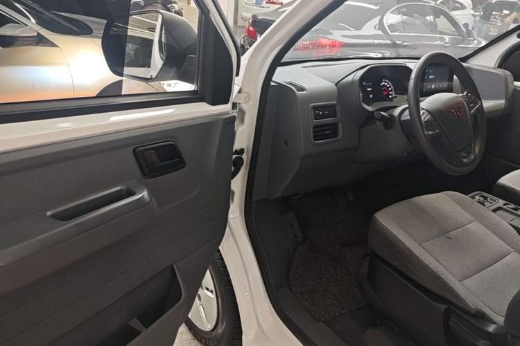 Used Wuling Yangguang 2024 300km Comfort Version with Sealed Windows 60kW Driver Seat