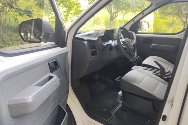 Used Wuling Yangguang 2024 300km Range Practical Window-Sealed Version 60kW Driver Seat