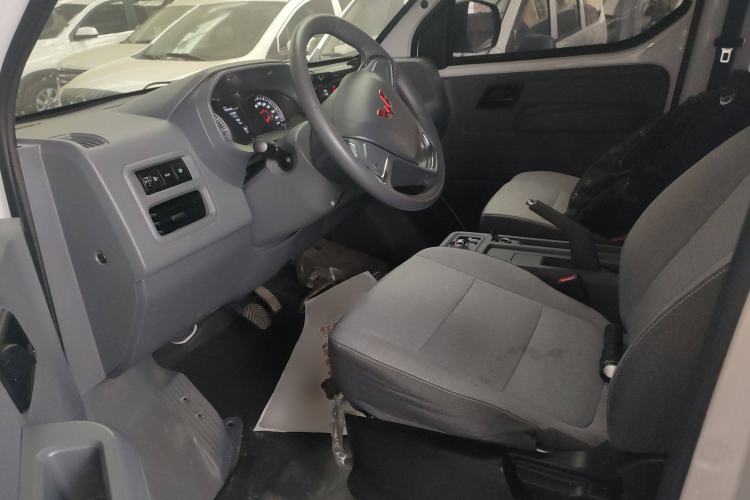 Used Wuling Yangguang 2024 300km Comfort-Grade Passenger Van 60kW Driver Seat