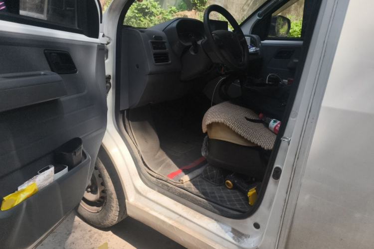 Used Wuling Yangguang 2024 300KM Comfort Version Passenger Van 75kW Driver Seat
