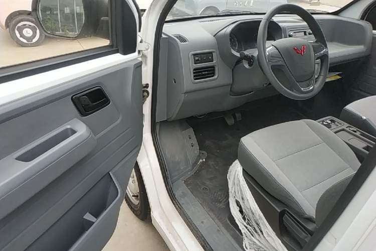 Used Wuling Yangguang 2024 300KM Comfort Version Passenger Van 75kW Driver Seat