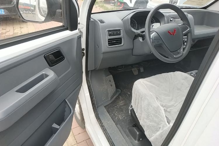 Used Wuling Yangguang 2024 300KM Comfort Version Passenger Van 75kW Driver Seat