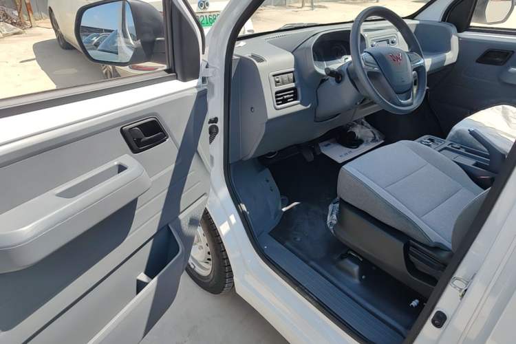 Used Wuling Yangguang 2024 300KM Comfort Version Passenger Van 75kW Driver Seat