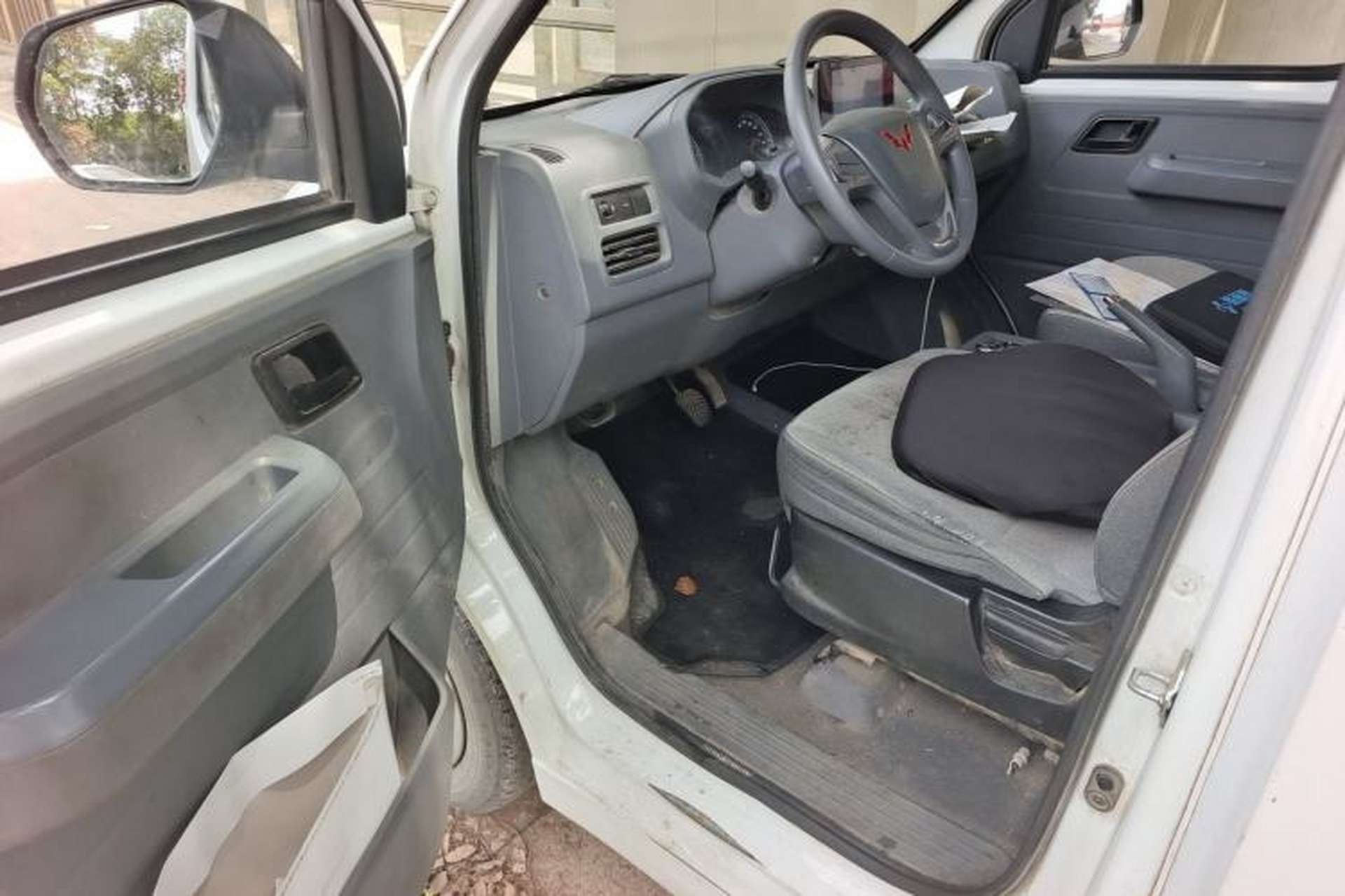 Used Wuling Yangguang 2024 300km Comfort Version with Sealed Windows 60kW Driver Seat