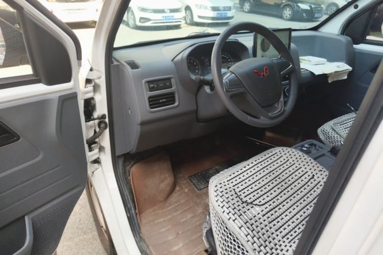 Used Wuling Yangguang 2024 300KM Comfort Version Passenger Van 75kW Driver Seat
