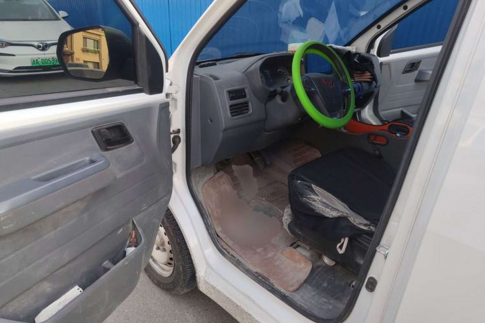 Used Wuling Yangguang 2024 300km Comfort-Grade Passenger Van 60kW Driver Seat