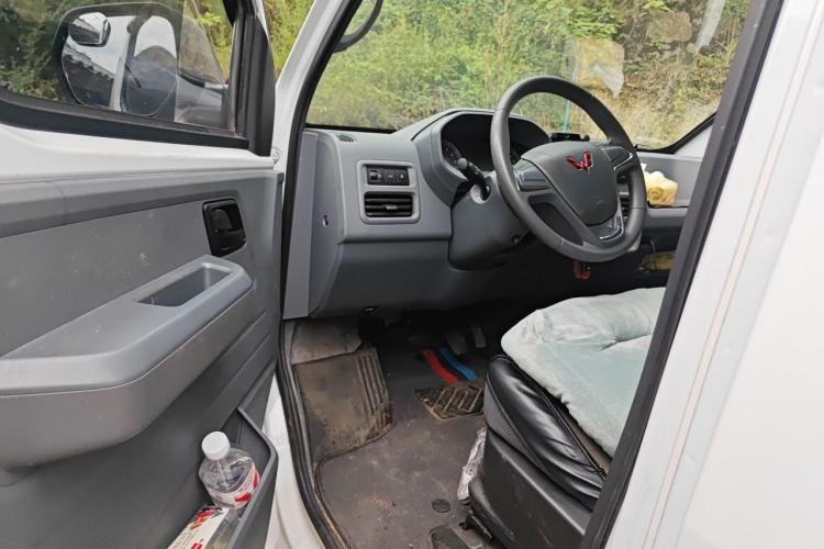 Used Wuling Yangguang 2024 300KM Comfort Version Passenger Van 75kW Driver Seat