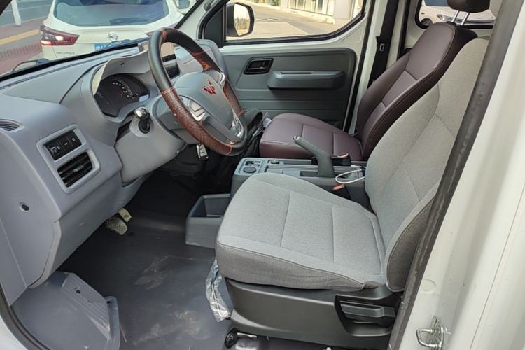 Used Wuling Yangguang 2024 300KM Comfort Version Passenger Van 75kW Driver Seat