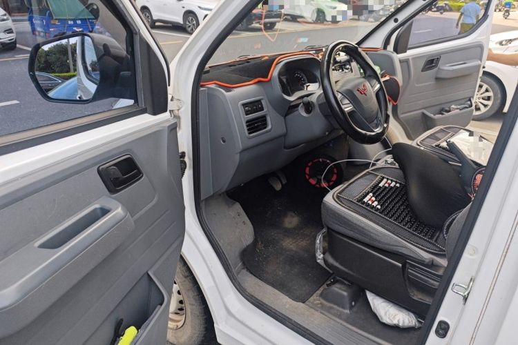 Used Wuling Yangguang 2024 300km Comfort-Grade Passenger Van 60kW Driver Seat