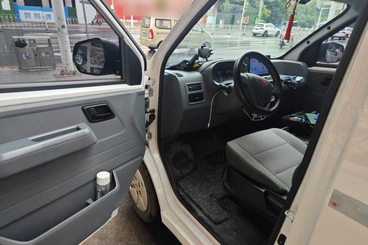 Used Wuling Yangguang 2024 300km Comfort Version with Sealed Windows 60kW Driver Seat