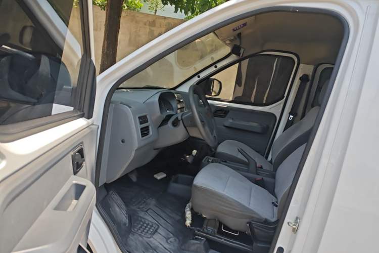 Used Wuling Yangguang 2024 300KM Comfort Version Passenger Van 75kW Driver Seat