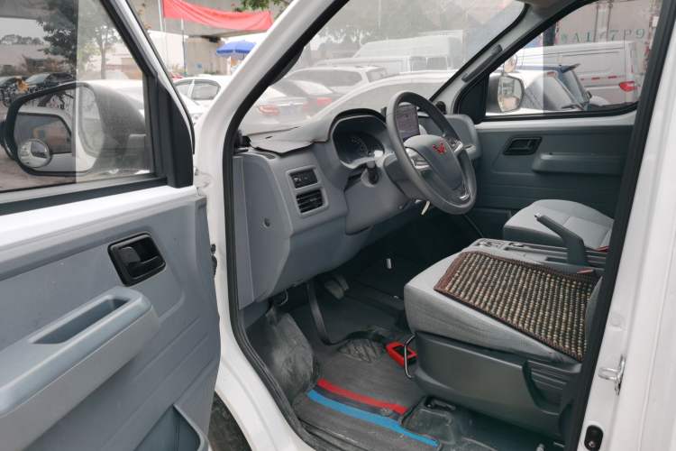 Used Wuling Yangguang 2024 300km Comfort Version with Sealed Windows 60kW Driver Seat