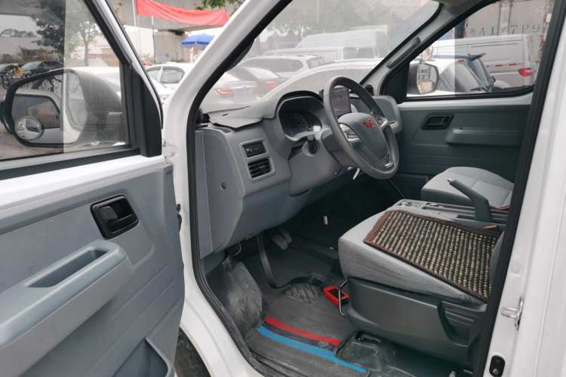 Used Wuling Yangguang 2024 300km Comfort Version with Sealed Windows 60kW Driver Seat
