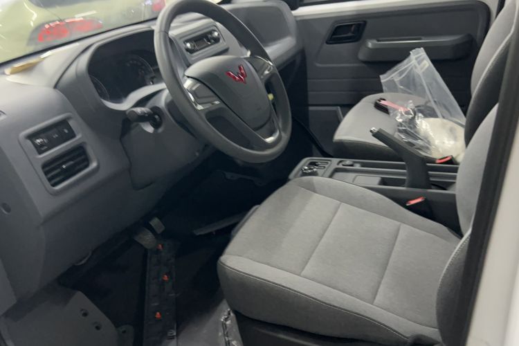 Used Wuling Yangguang 2024 300KM Comfort Version Passenger Van 75kW Driver Seat