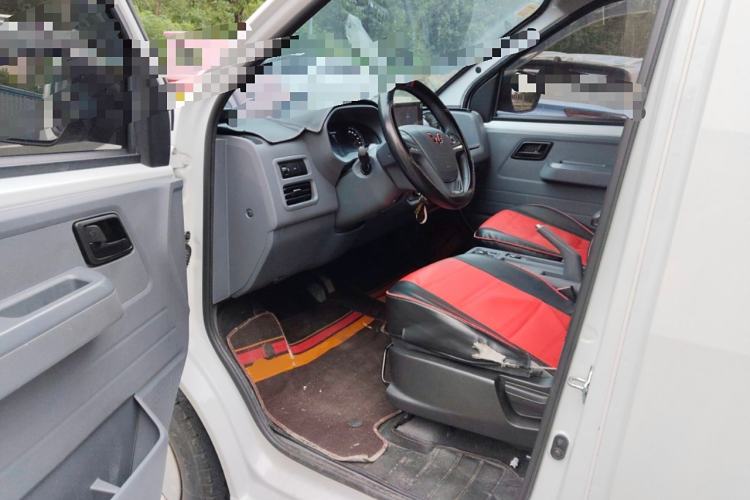 Used Wuling Yangguang 2024 300km Comfort Version with Sealed Windows 60kW Driver Seat