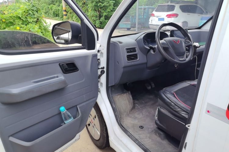 Used Wuling Yangguang 2024 300km Comfort Version with Sealed Windows 60kW Driver Seat
