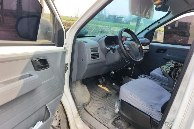 Used Wuling Yangguang 2024 300KM Comfort Version Passenger Van 75kW Driver Seat