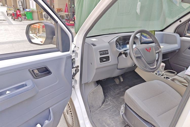 Used Wuling Yangguang 2024 300KM Comfort Version Passenger Van 75kW Driver Seat