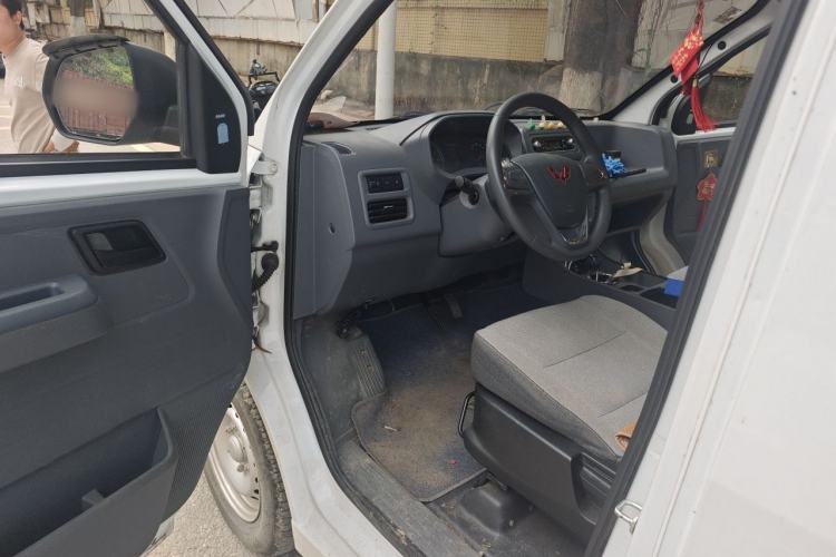 Used Wuling Yangguang 2024 300km Comfort-Grade Passenger Van 60kW Driver Seat
