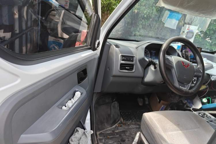 Used Wuling Yangguang 2024 300KM Comfort Version Passenger Van 75kW Driver Seat