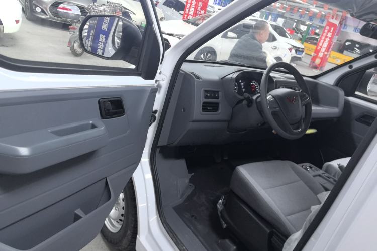 Used Wuling Yangguang 2024 300KM Comfort Version Passenger Van 75kW Driver Seat
