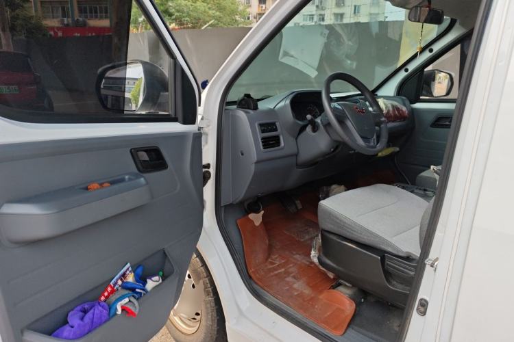 Used Wuling Yangguang 2024 300KM Comfort Version Passenger Van 75kW Driver Seat