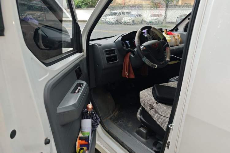 Used Wuling Yangguang 2024 300KM Comfort Version Passenger Van 75kW Driver Seat