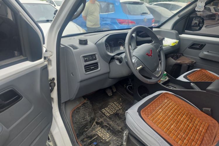 Used Wuling Yangguang 2024 300KM Comfort Version Passenger Van 75kW Driver Seat
